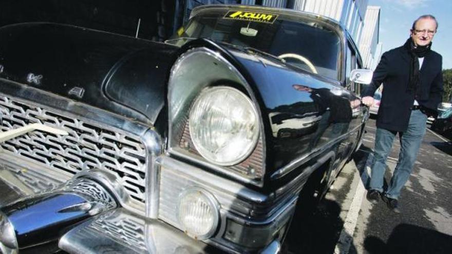 José Luis Vigil, junto al coche que perteneció a la familiza Brezhnev, aparcado en el polígono industrial de Cancienes.