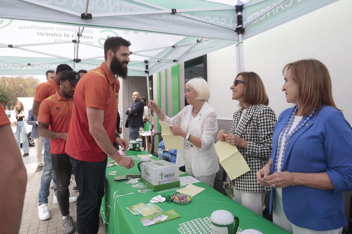 Mesa de cuestación contra el cáncer con Valencia Basket, Juan Roig y Hortensia Herrero