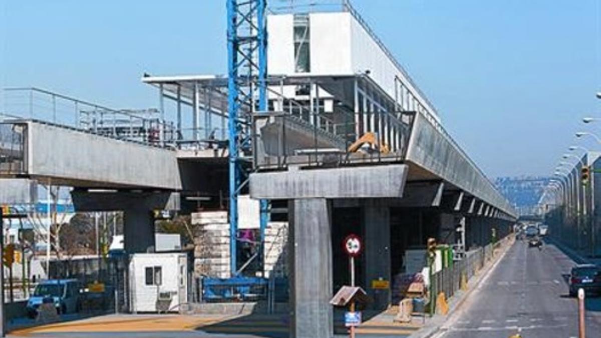 Final del viaducto de la L-9 en la calle A de la Zona Franca, en marzo.