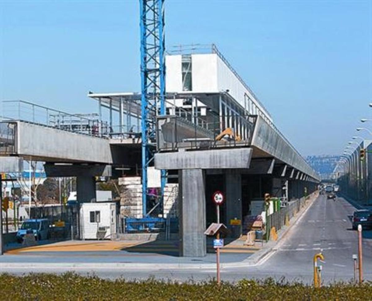 Final del viaducte de la L-9 al carrer A de la Zona Franca, al març.