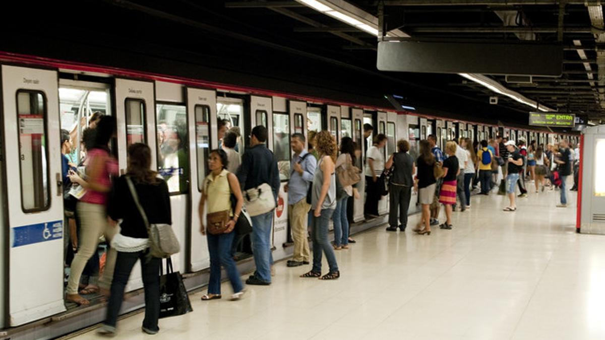 Usuarios del metro en la estación de plaza de Catalunya.