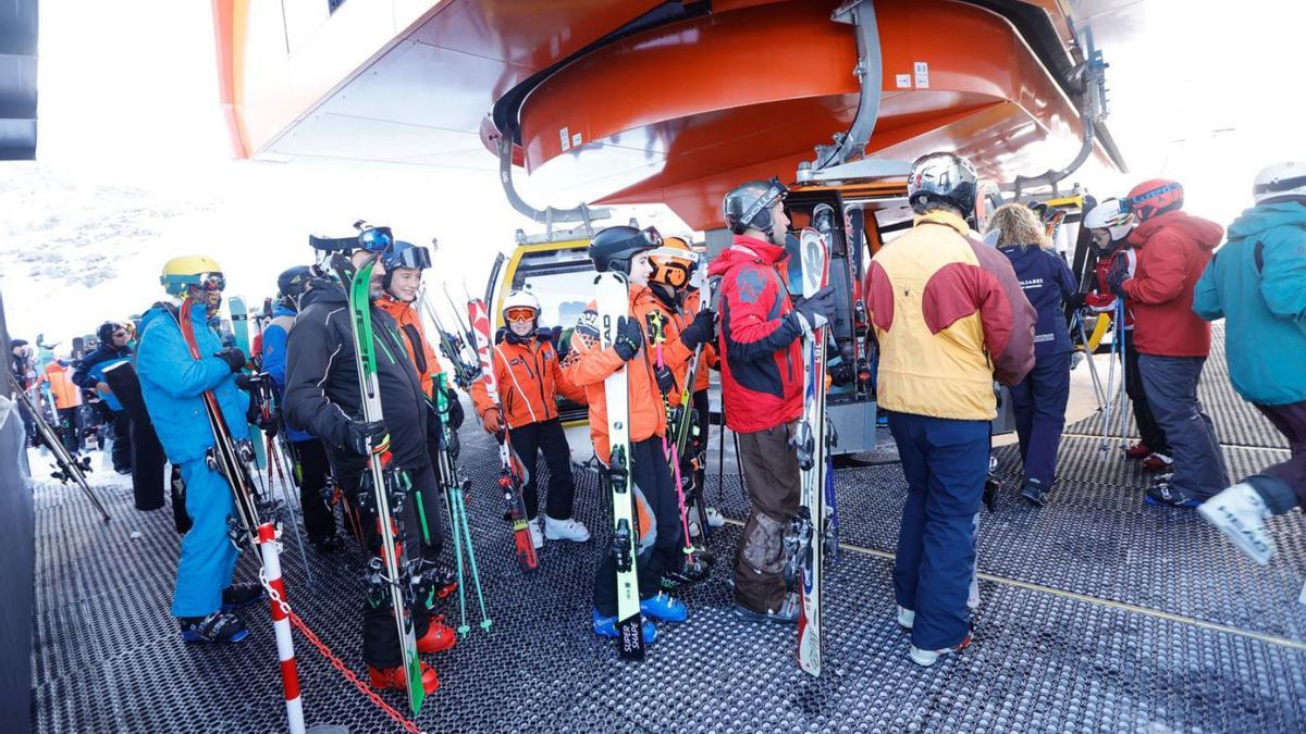 Esquiadores aguardando su turno para subir a  la telecabina, un día de esta temporada. | Miki López