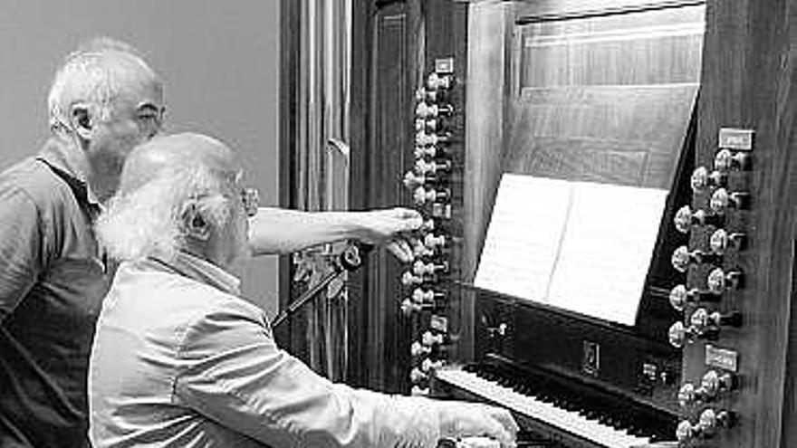 Adolfo Gutiérrez Viejo, durante el recital de órgano.