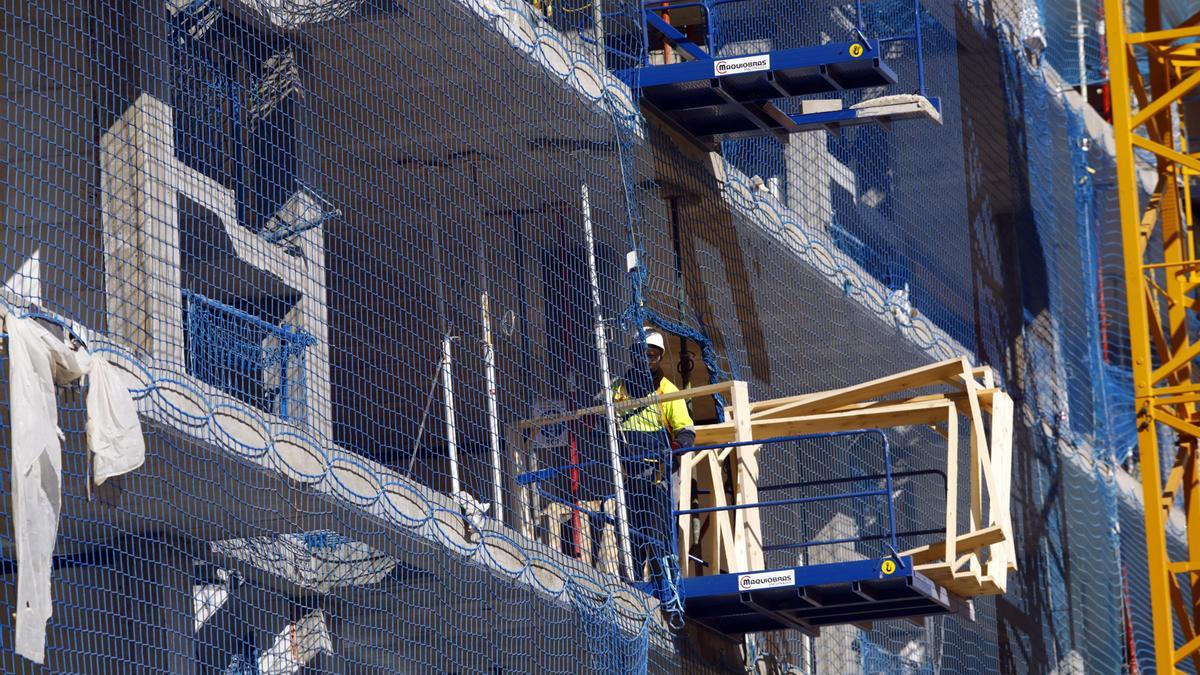 Un obrero trabaja en la construcción de un bloque de viviendas en Zaragoza.