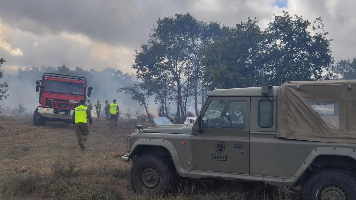 La Brilat con efectivos de la Xunta en uno de los incendios detectados.