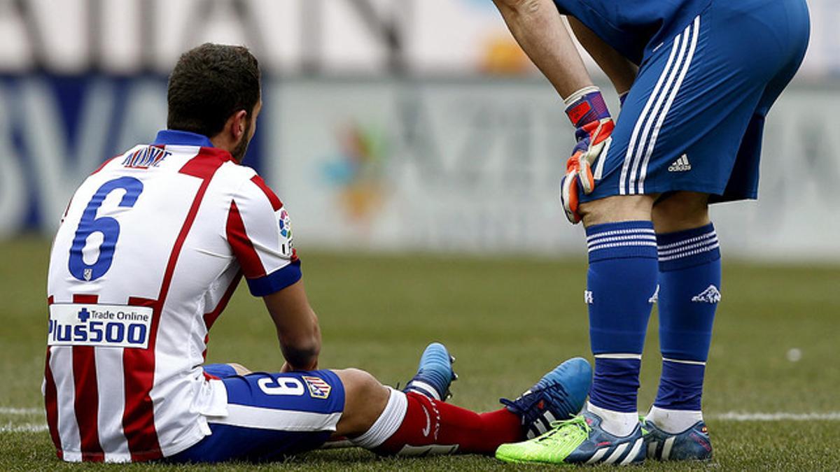 Koke Resurrección, tras lesionarse durante el partido entre el Atlético y el Madrid en el Calderón, el sábado pasado