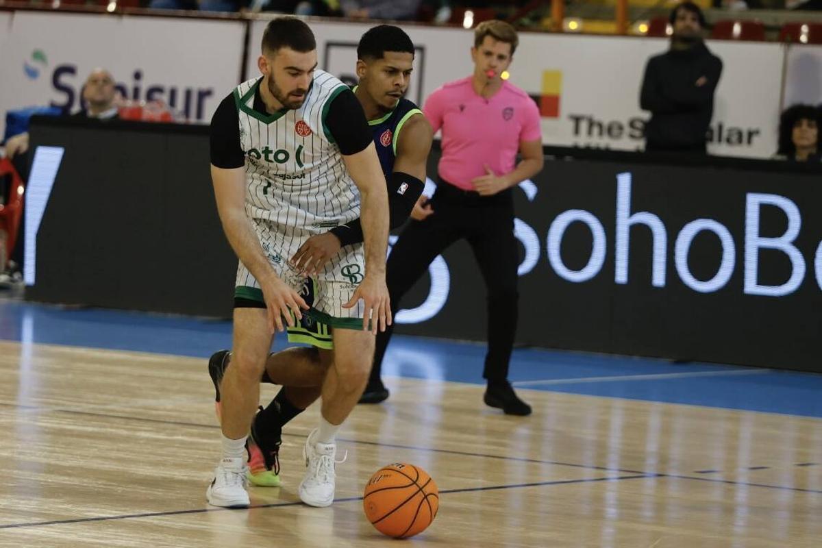 Liam Soresen controla el balón.