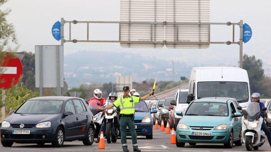 Un guardia civil ordena el tráfico en los accesos al PTA.