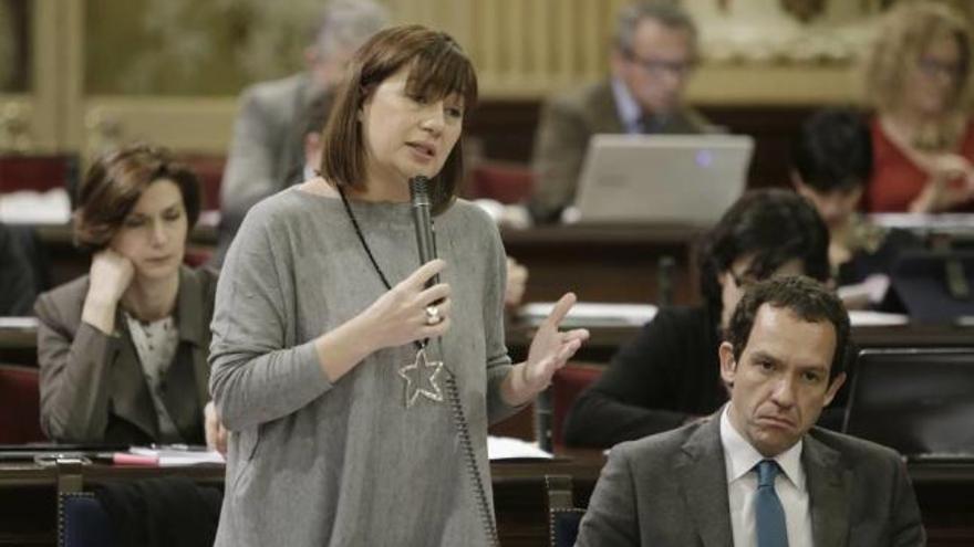 La presidenta Francina Armengol contesta a la oposición en un pleno del Parlament.