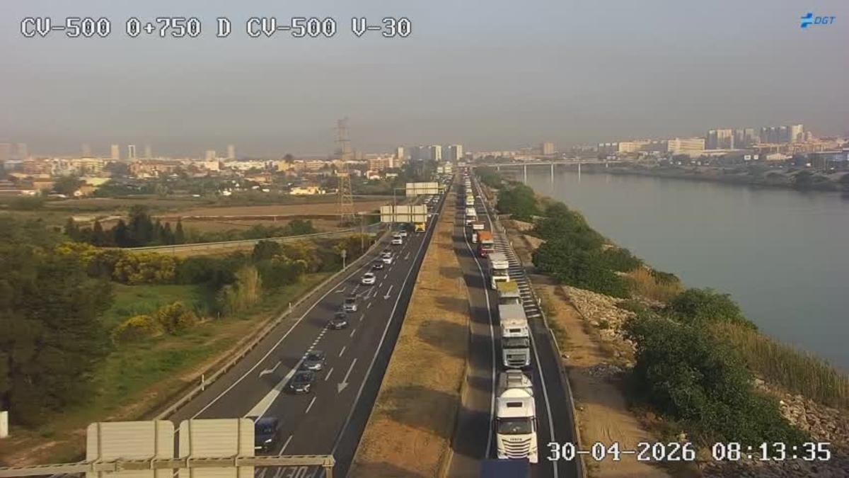 Tráfico pesado denso en el acceso al Puerto por la V-30