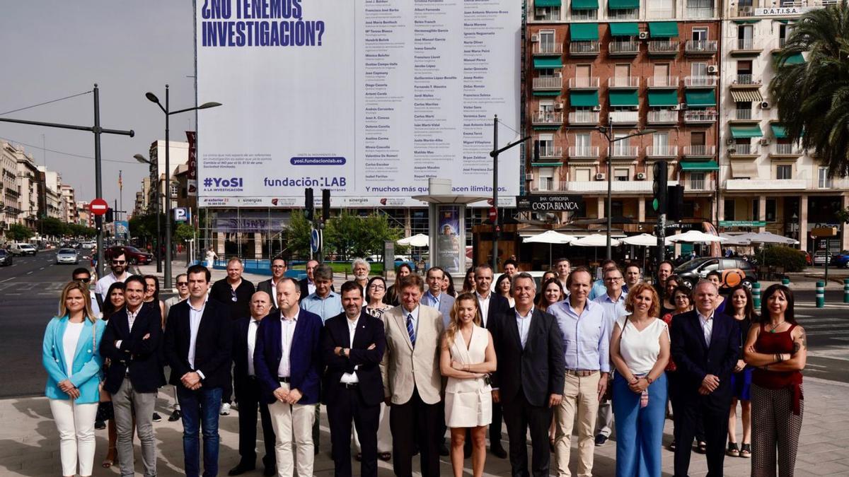 Presentación de la lona de la Fundación LAB Mediterráneo en La Marina de València. | LEVANTE-EMV