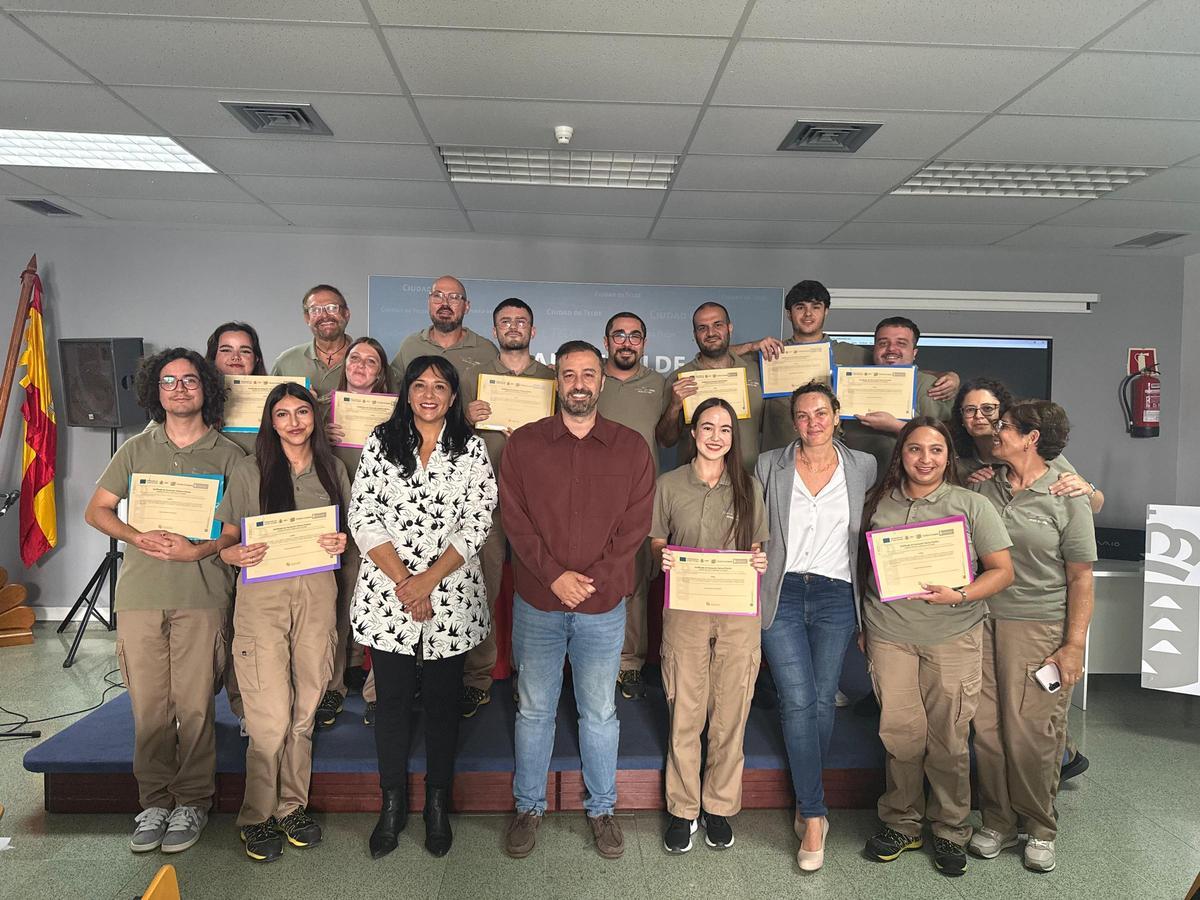 Los alumnos del curso con sus reconocimientos.