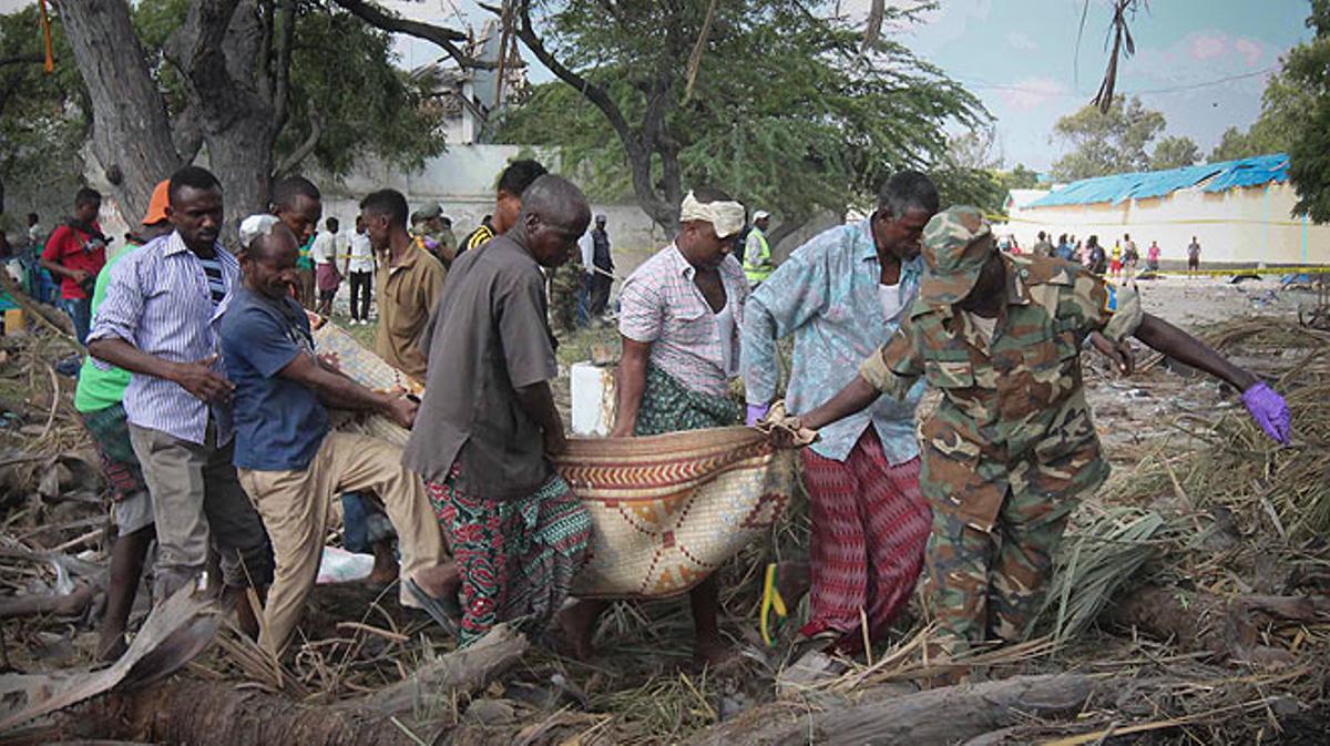 Atemptat amb cotxe bomba suïcida a Mogadiscio.