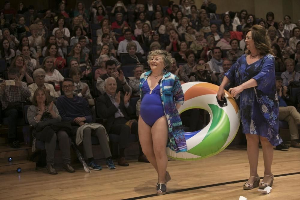 Desfile en el Auditorio de mujeres afectadas por cáncer de mama