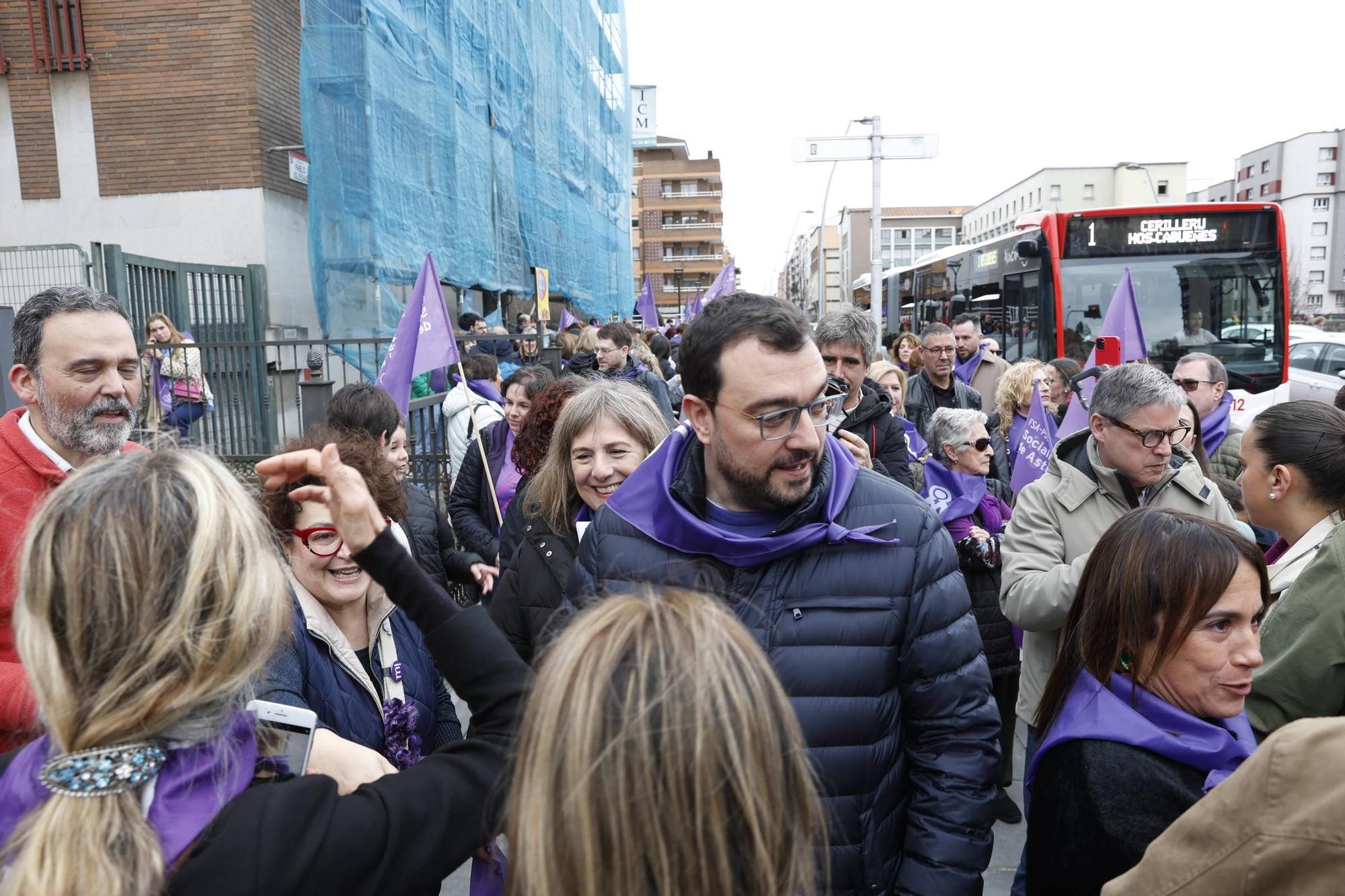 EN IMÁGENES: Carrozas, batucada y pancartas: así ha sido la multitudinaria manifestación del 8M en Asturias