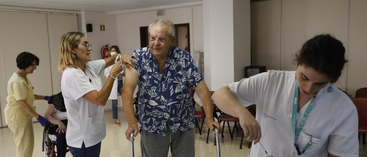 Primeros vacunados en la doble campaña contra el COVID y la gripe en Vigo.