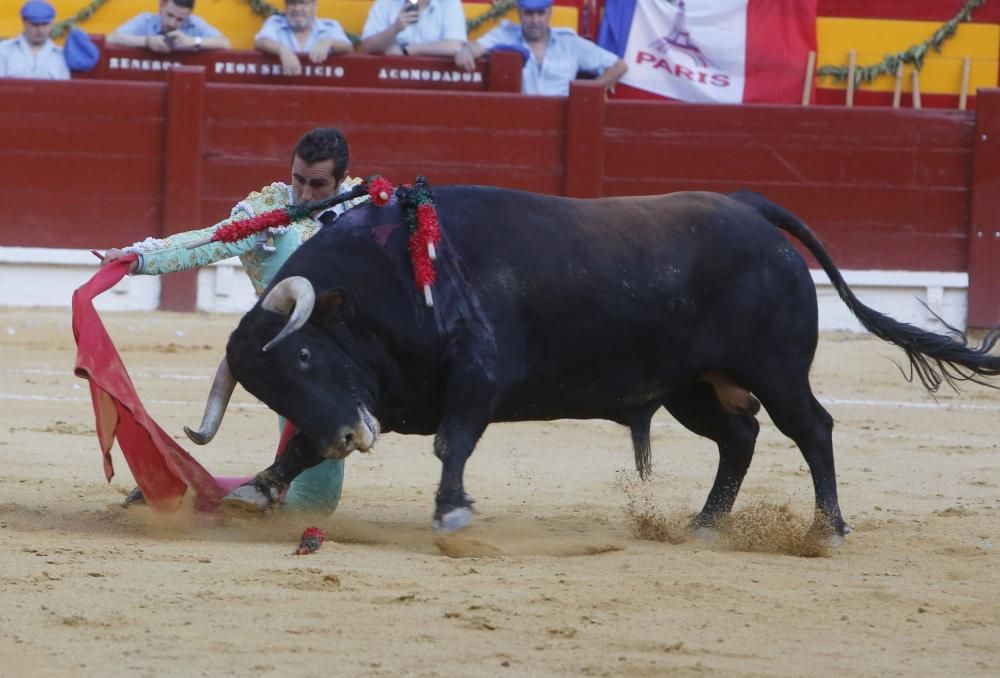 El torero granadino desoreja a un gran ejemplar de Luis Algarra tras un magistral tercio de banderillas