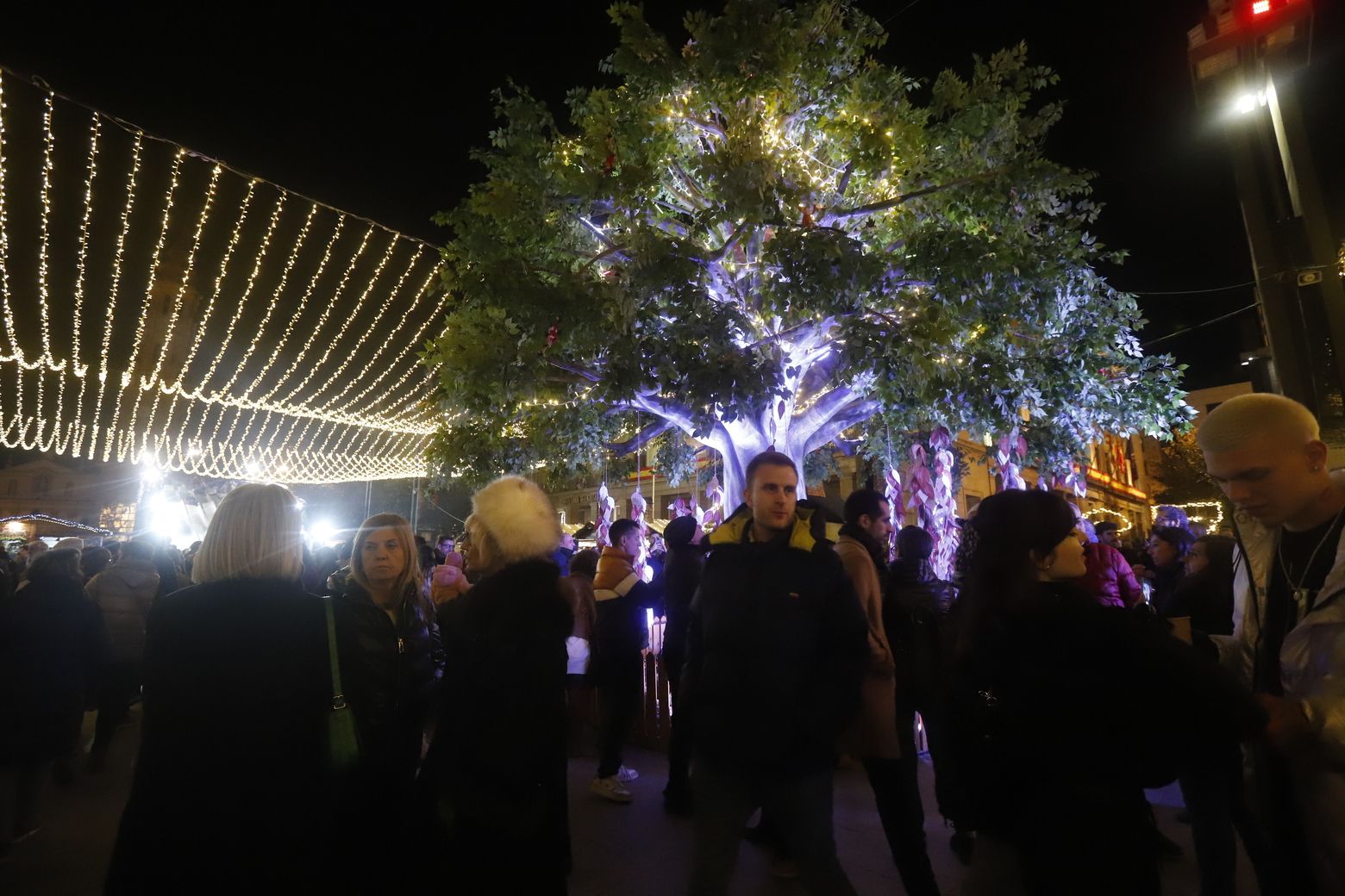 Gran ambiente navideño en la Plaza del Pilar de Zaragoza aprovechando el día festivo