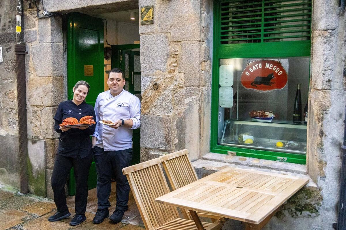 REPORTAJE. TABERNA O GATO NEGRO. SANTIAGO.