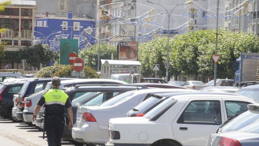 Un policía en una zona de estacionamiento del centro de Sada. |   // L.O.