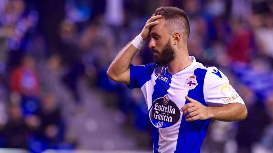 Emre Çolak se lamenta de una ocasión fallida en el duelo de esta temporada ante el Alavés en el estadio de Riazor.