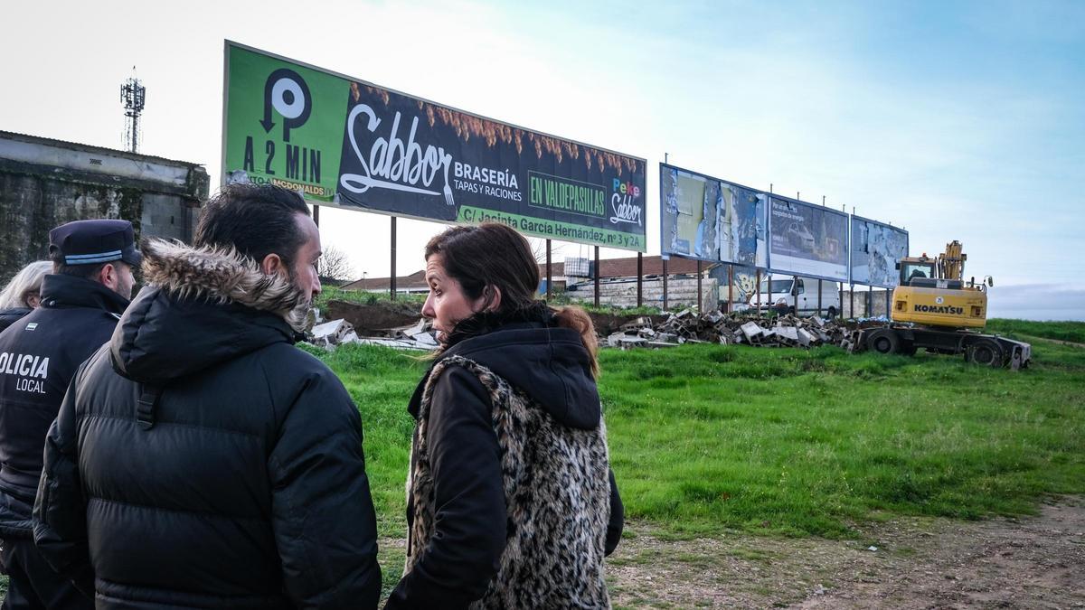 La directora general de Vivienda, Maribel Vegara, y el portavoz municipal socialista, Ricardo Cabezas, ayer junto al campo de fútbol durante la demolición.