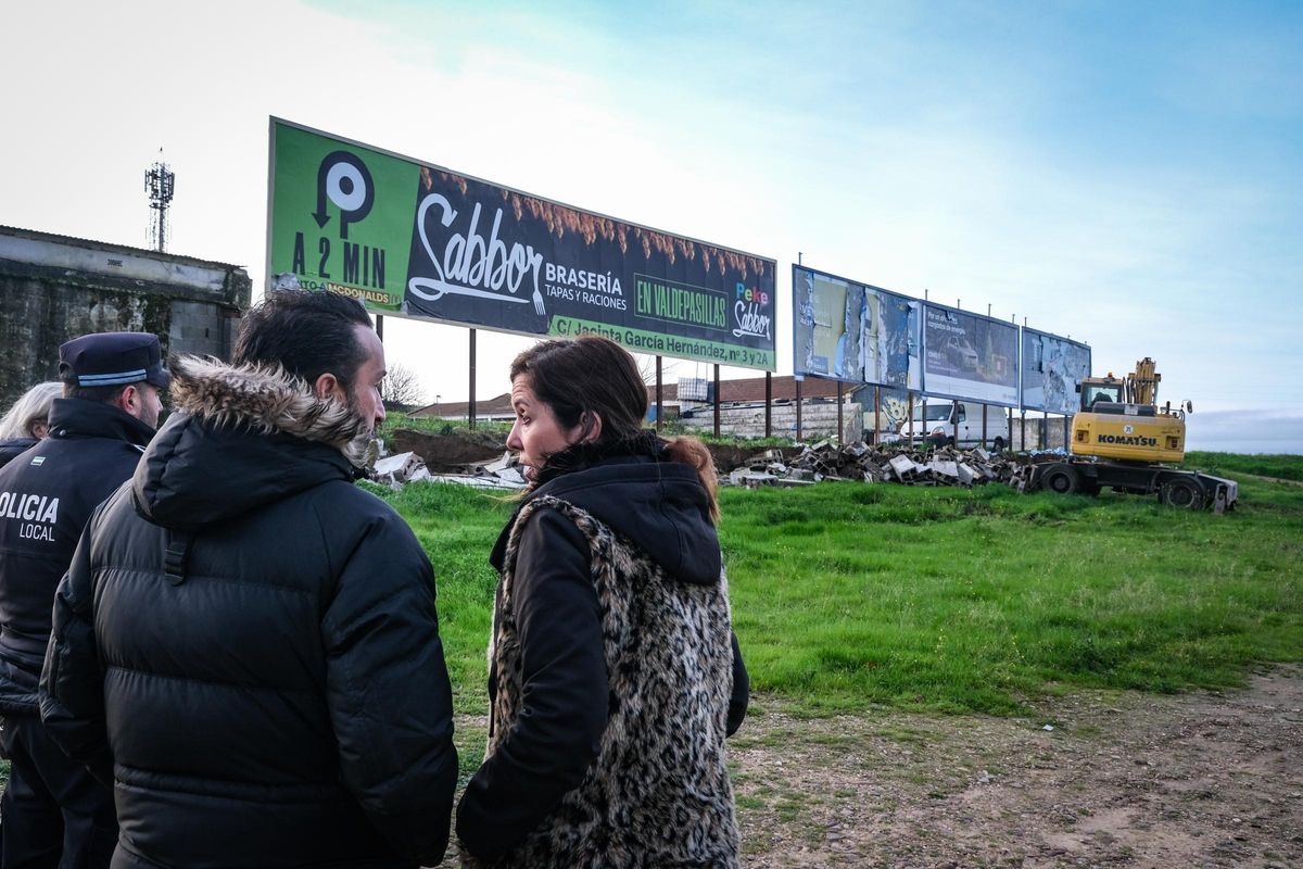 La directora general de Vivienda, Maribel Vegara, y el portavoz municipal socialista, Ricardo Cabezas, ayer junto al campo de fútbol durante la demolición.