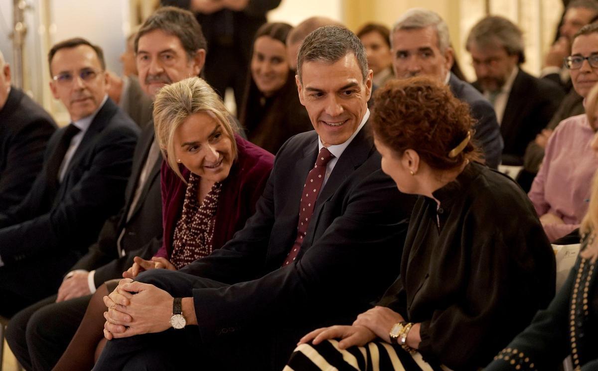 El presidente de Gobierno, Pedro Sánchez, junto a la ministra de Educación, Milagros Tolón, hoy en Madrid