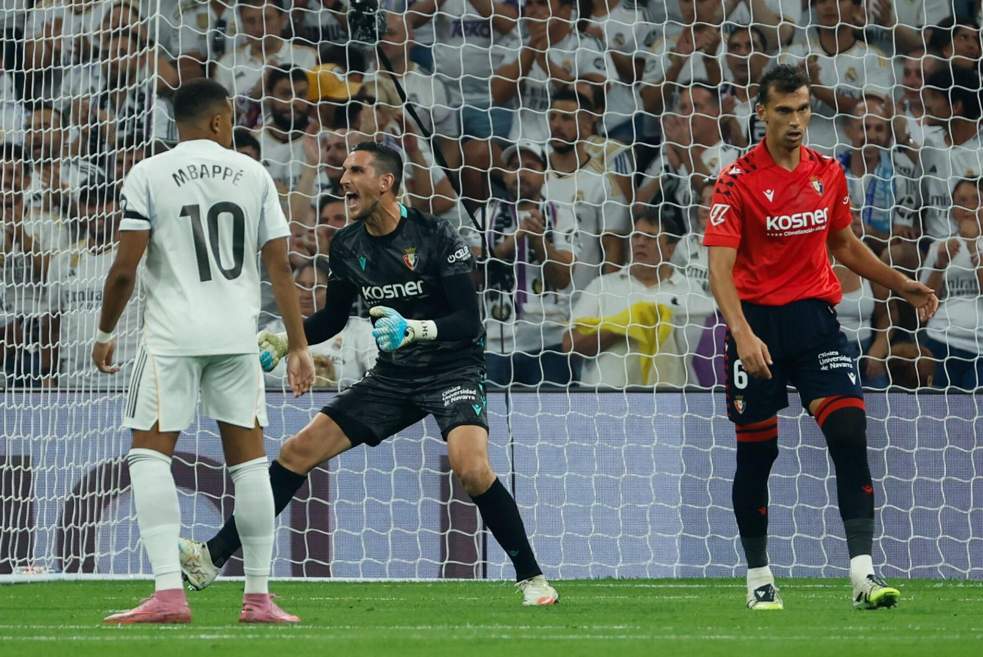 MADRID, 19/08/2025.- El guardameta de Osasuna Sergio Herrera (c) durante el partido de la primera jornada de LaLiga que Real Madrid y Atlético Osasuna disputan hoy martes en el estadio Santiago Bernabéu. EFE/Mariscal