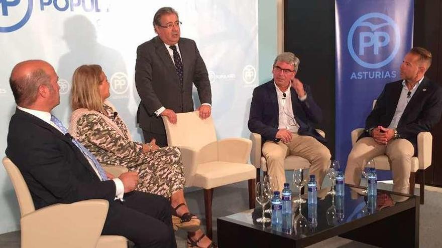 El Ministro, en el centro, junto a Mercedes Fernández y Mariano Marín, en el acto del PP en el hotel NH.