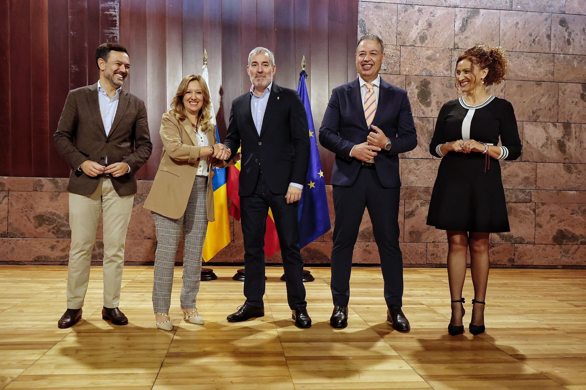 El presidente de Canarias, Fernando Clavijo, y su homóloga en el Cabildo de Tenerife, Rosa Dávila, firman un convenio de cooperación en materia de vivienda.

