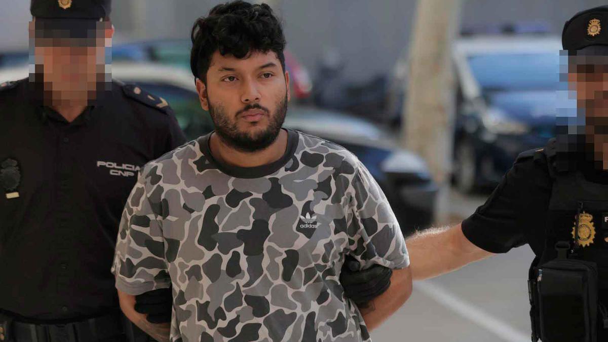 El detenido es conducido a los juzgados de Vía Alemania por dos agentes de la Policía Nacional.