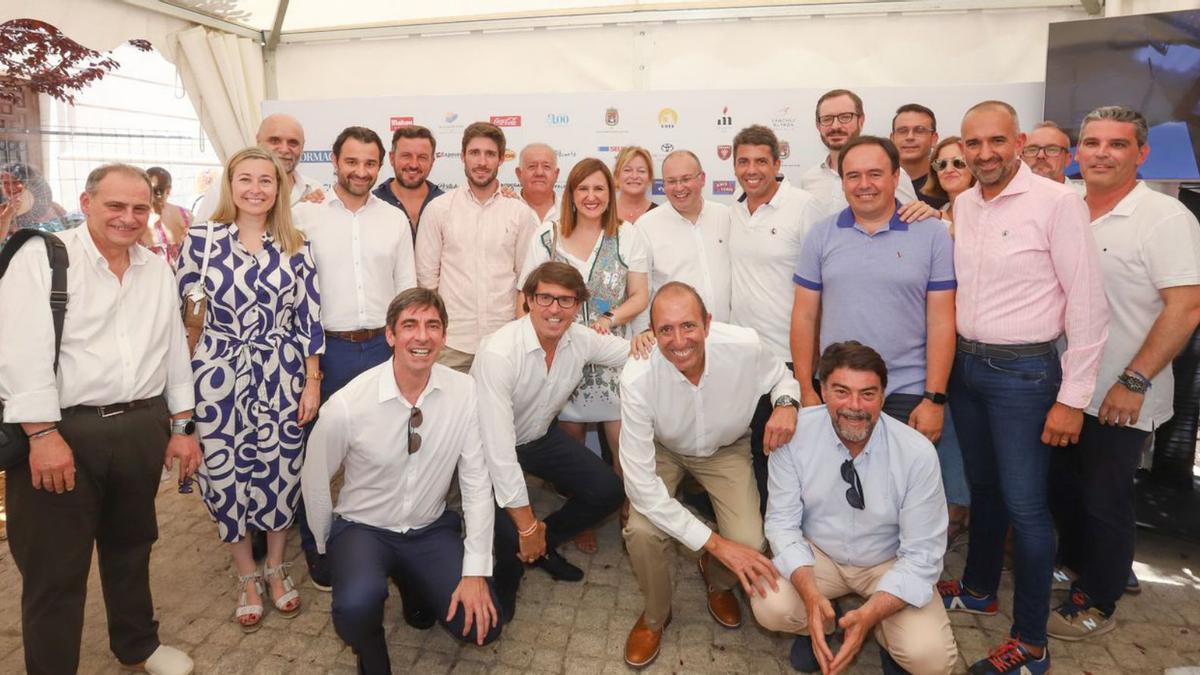 J. R. Gil, Enrique Simarro, Andrés Sánchez, Tomás Mayoral y Adrián Ivorra, con la delegación del PP, que estuvo capitaneada por el presidente de la Diputación y Javier Maroto, portavoz popular en el Senado.