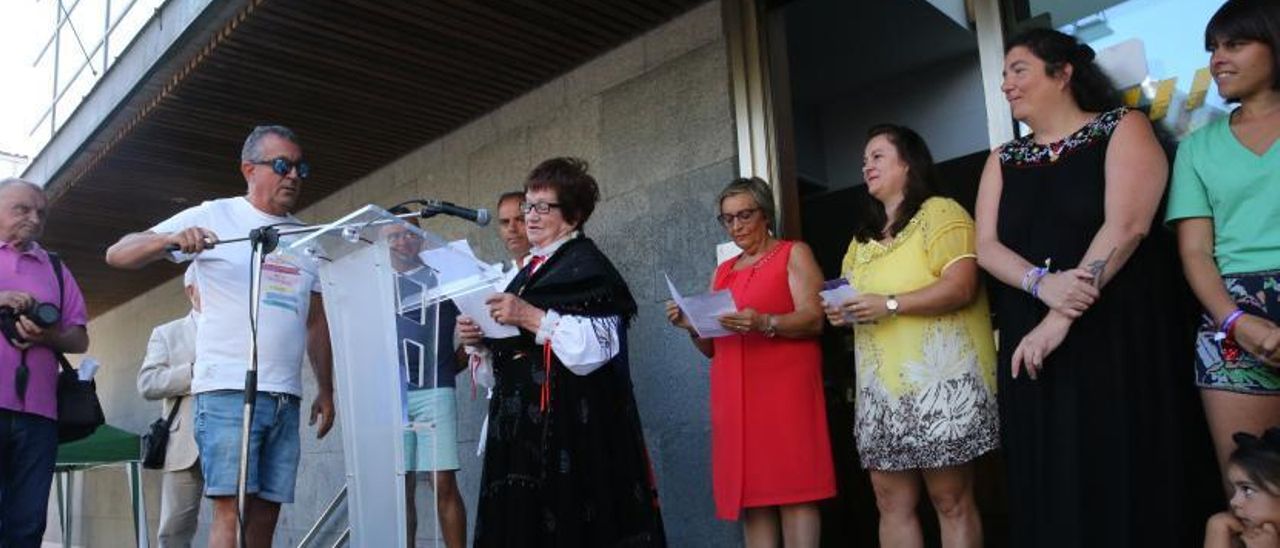Ediles de todos los grupos, durante el pregón del sábado acompañando a la pregonera. | // SANTOS ÁLVAREZ