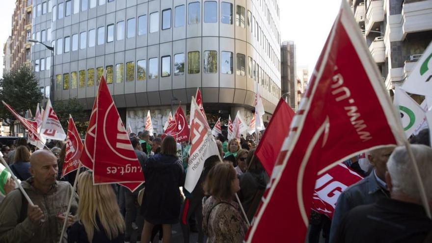 Manifestantes en la delegación de la Junta.