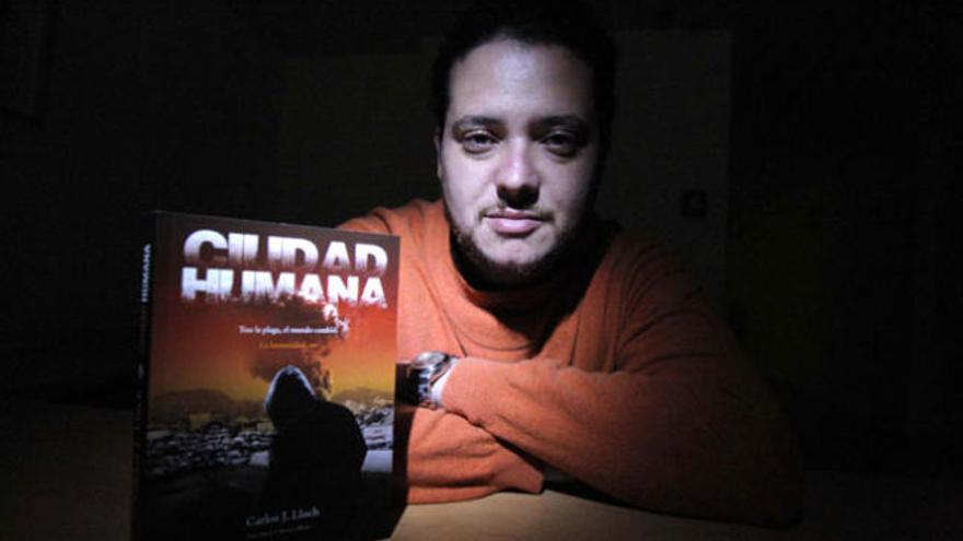 Carlos Javier Lluch con su primera novela Ciudad Humana.