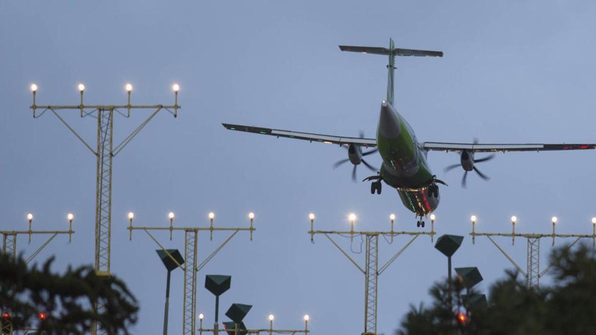 Un avión durante las maniobras de aterrizaje en el aeropuerto Tenerife Norte-Los Rodeos.