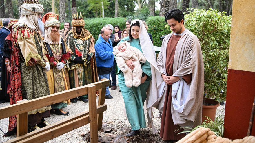 Los Reyes Magos adoran al niño Jesús en el Belén Viviente de Pobladores en Elche
