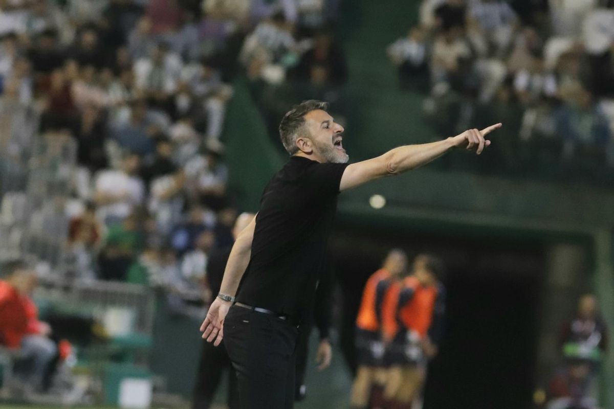 Iván Ania da indicaciones a sus futbolistas durante un encuentro del pasado curso, en El Arcángel.