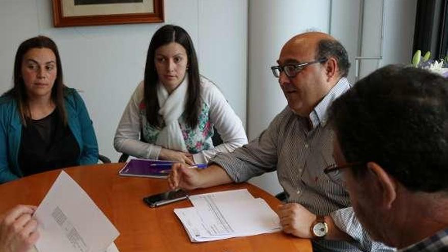 Reunión de César Pérez Ares con la comunidad de Viñagrande. // FdV