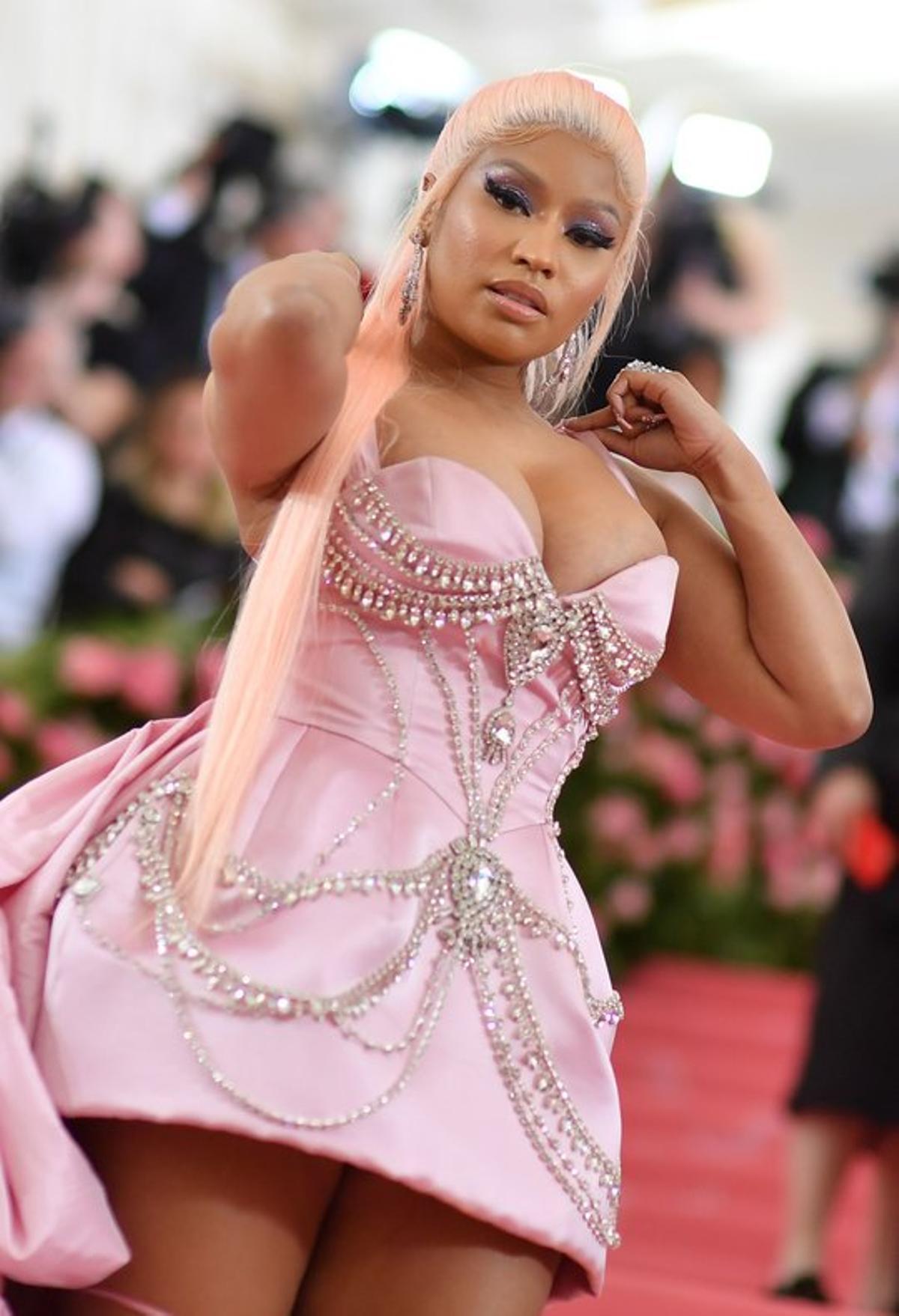 Nicki Minaj, con un minivestido de cola en rosa de Prabal Gurung.