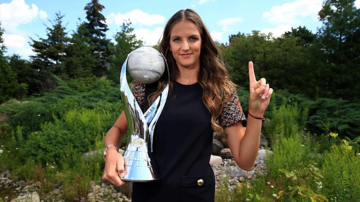 Karolina Pliskova, con el trofeo que la acredita como número uno del mundo