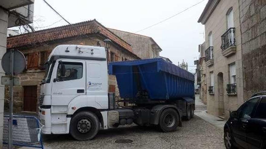 Un camión maniobra en una de las estrechas calles de San Tomé. N.P.