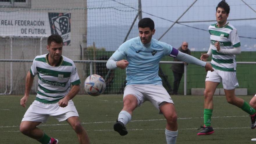 Dieguito golpea el balón ante un rival ayer.