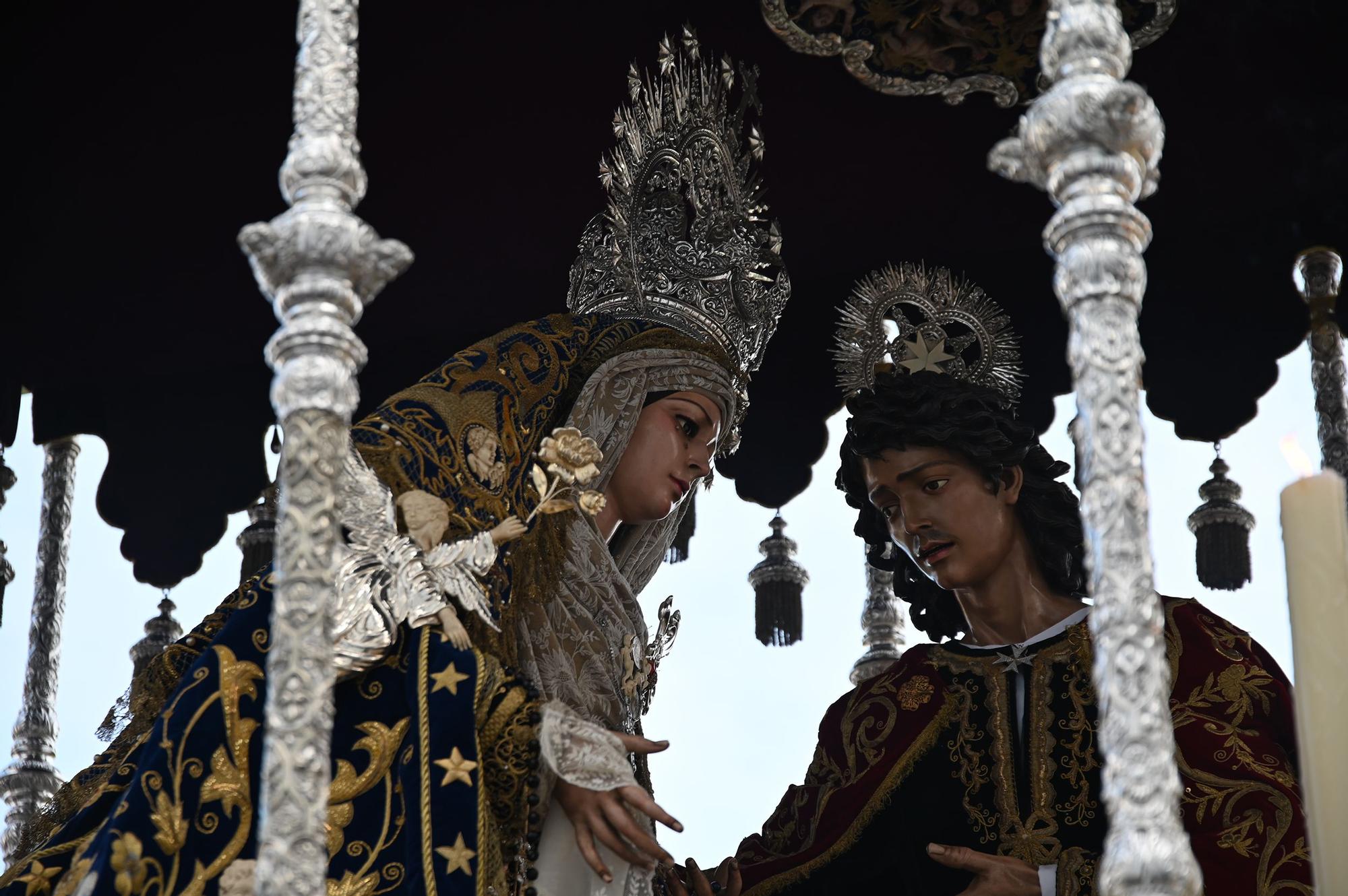 La Plaza de Capuchinos da salida a la Hermandad de la Sangre