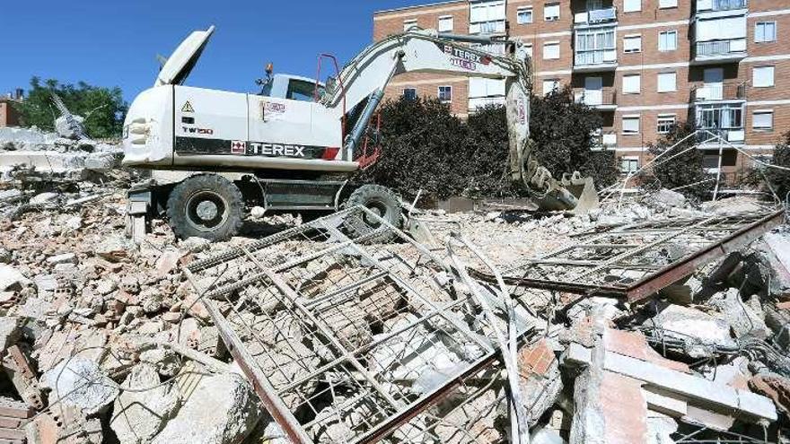 La excavadora durante el derribo.