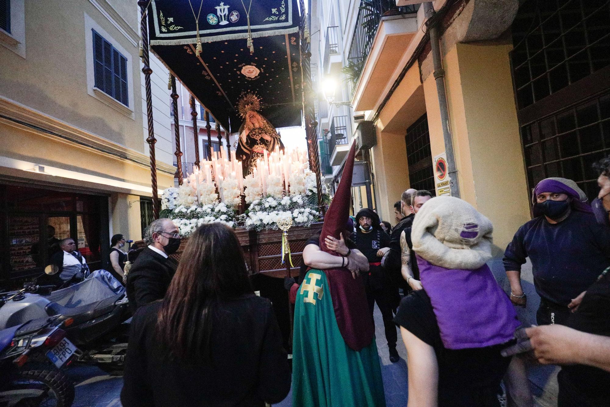 Angustia y lloros desconsolados: la Cofradía de Las Angustias se retira de la procesión del Santo Entierro