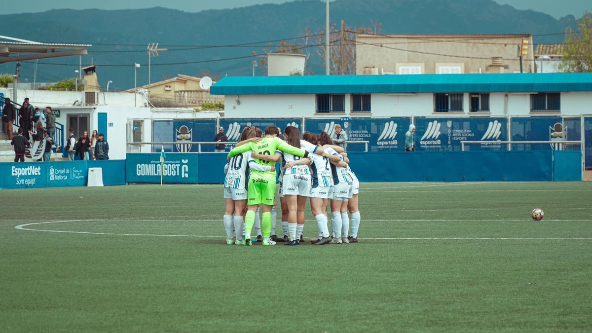 Las jugadoras del Atlético Baleares, antes del partido frente al Oviedo en Son Malferit