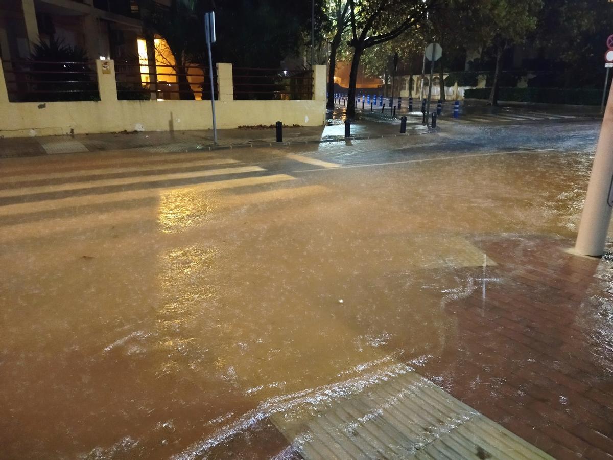 Calle inundada en el núcleo del puerto de Xàbia