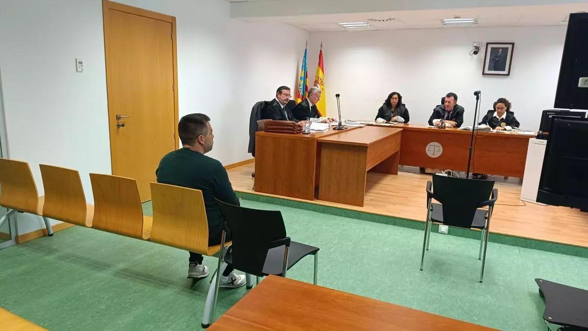 El acusado en el banquillo al inicio del juicio.